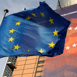 Bandera de la UE delante de la sede de la Comisión Europea, en Bruselas. REUTERS/Yves Herman