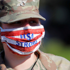 Una mujer miembro de la Guardia Nacional de Massachusetts, con una mascarilla con los colores de la bandera estadounidense y el lema 'EEUU Fuerte'. REUTERS/Brian Snyder