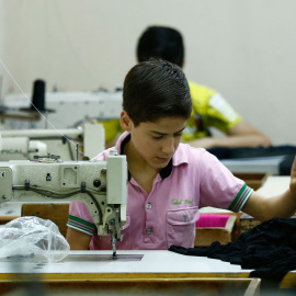 Un niño sirio trabaja en un taller en Estambul. REUTERS / Murad Sezer