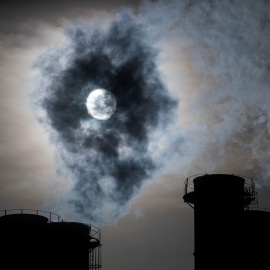 El sol brilla a través del vapor que sale de las chimeneas de una central térmica en Moscú (Rusia). REUTERS / Maxim Shemetov