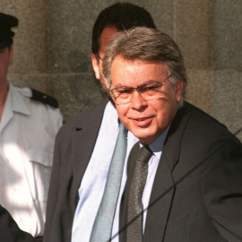 Fotografía de junio de 1998 del expresidente del Gobierno, Felipe González, a su entrada en el Tribunal Supremo, para testificar en el juicio contra José Barrionuevo y Rafael Vera por el secuestro de Segundo Marey, atribuido a los GAL. AFP/DOMINIQUE FA