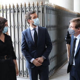 La presidenta de la Comunidad de Madrid, Isabel Díaz Ayuso, el alcalde de Madrid José Luis Martínez Almeida y el presidente del PP Pablo Casado, antes de la misa en la Catedral de la Almudena en recuerdo de todas las víctimas del covid-19. E.P.