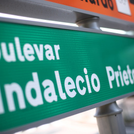 Señal que indica la dirección al Bulevar Indalecio Prieto, en Madrid. E.P./Eduardo Parra