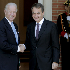 El expresidente Zapatero (d) recibe al entonces vicepresidente de EE.UU. Biden en La Moncloa, en 2010.- EFE