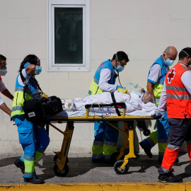 Personal sanitario traslada a un afectado por el covid-19, que ingreso en urgencias del Hospital 12 de Octubre de Madrid. REUTERS/Juan Medina