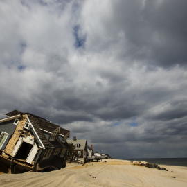 Casas destruidas en la costa, tras el paso del Huracán Sandy, en Mantoloking (Nueva Jersey, EEUU). REUTERS / Lucas Jackson