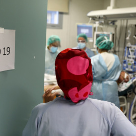 Personal sanitario atiende a un enfermo del coronavirus en la unidad de cuidados intensivos del Hospital Infanta Sofia, en San Sebastian de los Reyes (Madrid). REUTERS/Sergio Perez