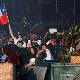 Un manifestante enarbola una bandera durante las manifestaciones contra el gobierno de Sebastián Piñera en Santiago de Chile. REUTERS/Henry Romero