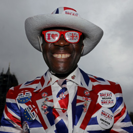 Un partidario del brexit,vestido con los colores de la bandera británica, frente al Parlamento, el día de la salida del Reino Unido de la UE. REUTERS/Simon Dawson