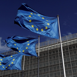Banderas de la UE en el exterior del edificio de la Comisión Europea, en Bruselas. REUTERS/Yves Herman