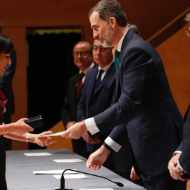 El rey Felipe VI (d) y el presidente Pedro Sánchez. EFE