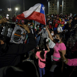  Centenares de personas celebran en Santiago los resultados del plebiscito constitucional en Chile. EFE/ Alberto Valdes