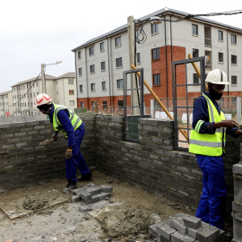 Trabajadores en un edificio en construcción en Johannesburgo (Sudáfrica). REUTERS/Siphiwe Sibeko