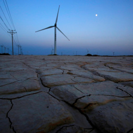  Tierra seca y cuarteada cerca de una parque eólico en la provincia china de Gansu. REUTERS/Carlos Barria