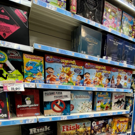 Estanterías con juguetes infantiles de un centro comercial de Madrid. E.P./Eduardo Parra