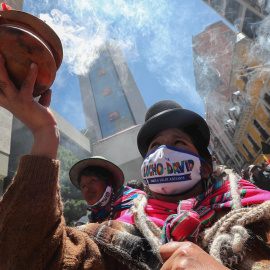  Sacerdotes aimaras del Movimiento Al Socialismo (MAS), festejan el acto de entrega de la credencial de presidente a Luis Arce, en La Paz (Bolivia). EFE/Martin Alipaz