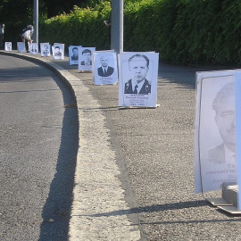 
 Estos retratos de «liquidadores» fallecidos son usados por manifestantes antienergía nuclear en Ginebra, Suiza. Foto: Wikipedia2