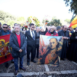 Franquistas concentrados a la salida de los familiares del cementerio de Mingorrubio tras enterrar al dictador Francisco Franco en un panteón junto a su esposa, Carmen Polo, tras su exhumación del Valle de los Caídos. EFE/Javier Lizón