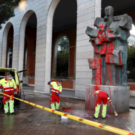 Varios operarios limpian la estatua del ministro republicanos y dirigente socialista Francisco Largo Caballero, situada en la zona de Nuevos Ministerios, que junto a la de Indalecio Prieto, han sido objeto de un nuevo ataque vandálico. EFE/ Chema Moya