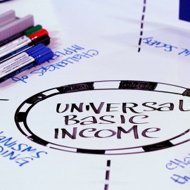 enta básica universal ('Universal Basic Income', o UBI), escrito en una mesa en el Foro de Davos de 2018. REUTERS/Denis Balibouse