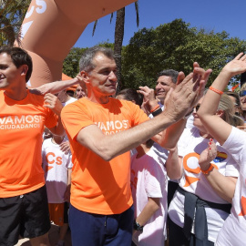  Albert Rivera y Toni Cantó, tras participar en una carrera en València el pasado 26 de abril 2019.- JOSE JORDAN / AFP