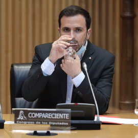  El ministro de Consumo, Alberto Garzón, bebe agua durante una Comisión de Sanidad y Consumo en el Congreso, a 16 de junio de 2021.– E. Parra / EUROPA PRESS