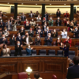  Los miembros del Gobierno y de la bancada socialista aplauden tras la aprobación de los Presupuestos Generales del Estado (PGE) en el Congreso de los Diputados. E.P./E. Parra/POOL