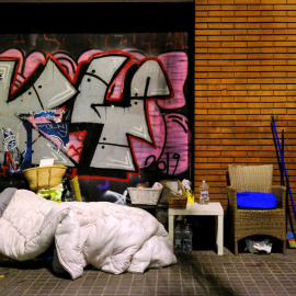 Una mujer duerme en la calle con sus enseres, en Barcelona. REUTERS/Nacho Doce