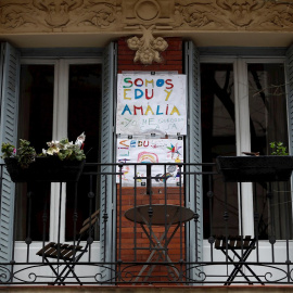 Un cartel realizado por niños que invita a quedarse en casa cuelga de la pared del balcón de una vivienda de Madrid. EFE/Mariscal