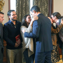 El presidente del Gobierno en funciones, Pedro Sánchez, saluda a la dirigente de Podemos Irene Montero mientras el líder de Unidas Podemos, Pablo Iglesias, besa a la vicesecretaria general del PSOE, Adriana Lastra, en presencia de Iván Redondo y Albert