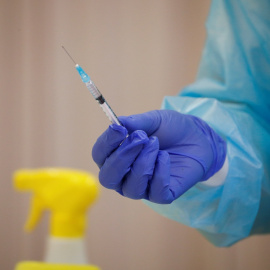 Una enfermera sostiene una jeringuilla con una dosis de la vacuna contra la covid-19, en Lleida. REUTERS/Albert Gea