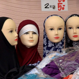Cuatro maniquíes con hiyab en un comercio de La Haya. EFE/Imane Rachidi
