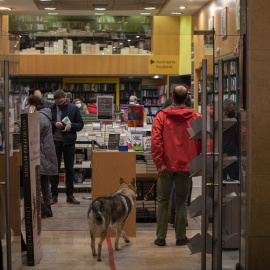 Varias personas en una librería en Sevilla. E.P./María José López