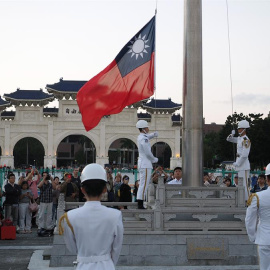 Ceremnia del izado de bandera en la Plaza de la Libertad de Taipei, la capital de Taiwan. EFE/EPA/HENRY LIN