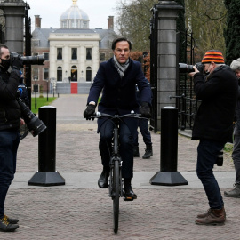 El primer ministro dimitido holandés, Mark Rutte, sale montado en bicicleta del Palacio Real, en La Haya, el pasado viernes. REUTERS/Piroschka van de Wouw