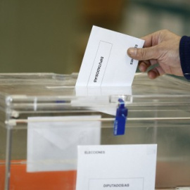 Ciudadano introduciendo su voto en una urna electoral /EUROPA PRESS