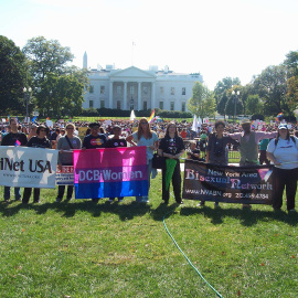Personas bisexuales reclamando sus derechos frente a la Casa Blanca.