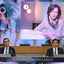 El presidente de la CEOE, Antonio Garamendi (i), y el presidente del Banco Bilbao Vizcaya Argentaria, Carlos Torres Vila, escuchan a la presidenta del Banco Santander, Ana Botín, durante la primera jornada de la cumbre empresarial organizada por la patro