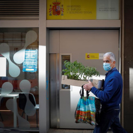 Un hombre camina frente a una oficina de empleo. EFE/ Villar López