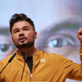 El cabeza de lista de ERC al Congreso, Gabriel Rufián, durante el mitin final de campaña del 10-N en Terrassa (Barcelona). EFE/Alejandro García