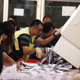 Escrutinio de las votaciones en las elecciones en Hong Kong. EFE/EPA/JEON HEON-KYUN