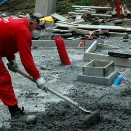 Un trabajador protegido con mascarilla y mascara en un obra en Bilbao. EFE/LUIS TEJIDO