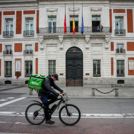  Un 'rider' de Uber Eats circula por la Puerta del Sol, en Madrid. E.P./Ricardo Rubio
