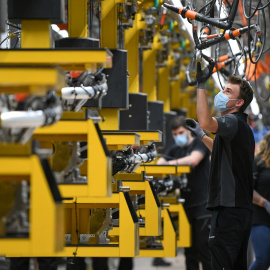 Trabajadores en la cadena de montaje del modelo Mercedes-Benz S-class, en la factoría Daimler Powertrain, en la localidad alemana de Bad Cannstatt, cerca de Stuttgart. REUTERS/Andreas Gebert