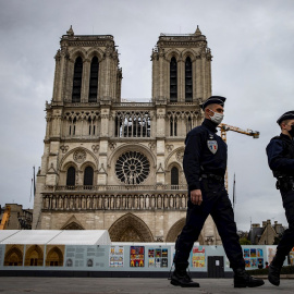 Dos policías franceses patrullan armados cerca de la Catedral de Notre-Dame, en París. EFE/EPA/IAN LANGSDON