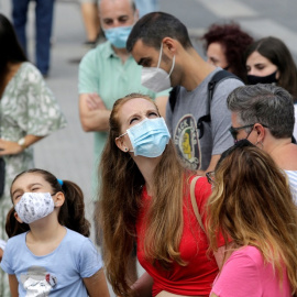 Personas con mascarilla en una calle en Pontevedra. REUTERS/Miguel Vidal