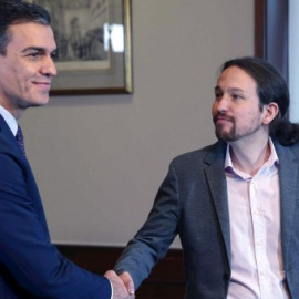 El presidente del Gobierno español en funciones, Pedro Sánchez y el líder de Podemos, Pablo Iglesias, se estrechan la mano en el Congreso de los Diputados donde este martes firmaron un acuerdo para la formación de un Ejecutivo. EFE/Paco Campos