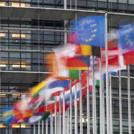 Las banderas de los países miembros de la UE delante de la sede del Parlamento Europeo en Estrasburgo. AFP/SEBASTIEN BOZON