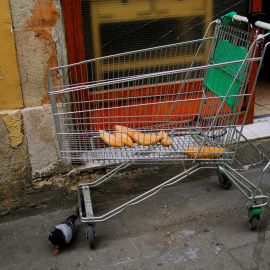 Unas barras de pan en un carrito abandonado en una calle del barrio del Raval, en Barcelona. REUTERS/Nacho Doce