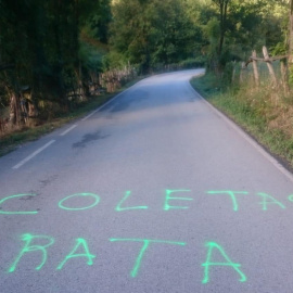 Pintadas en la carretera hacia la casa donde pasaban unos días de descanso Pablo Iglesias e Irene Montero con sus hijos en Asturias. TWITTER